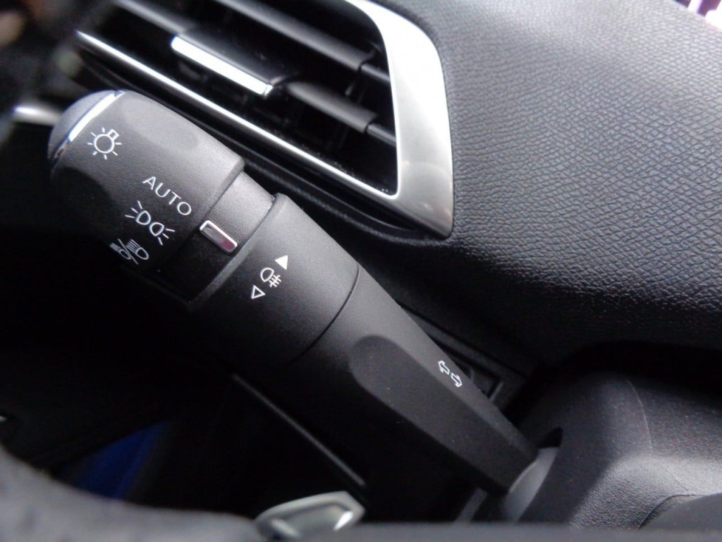 PEUGEOT 3008 1.2 PURETECH 130CH GT - ref: 2-674770 - Photo 16