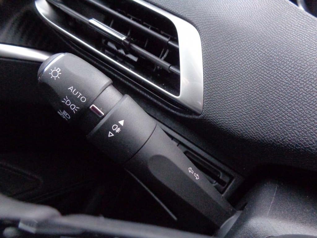 PEUGEOT 3008 1.2 PURETECH 130CH ALLURE - ref: 2-675348 - Photo 9