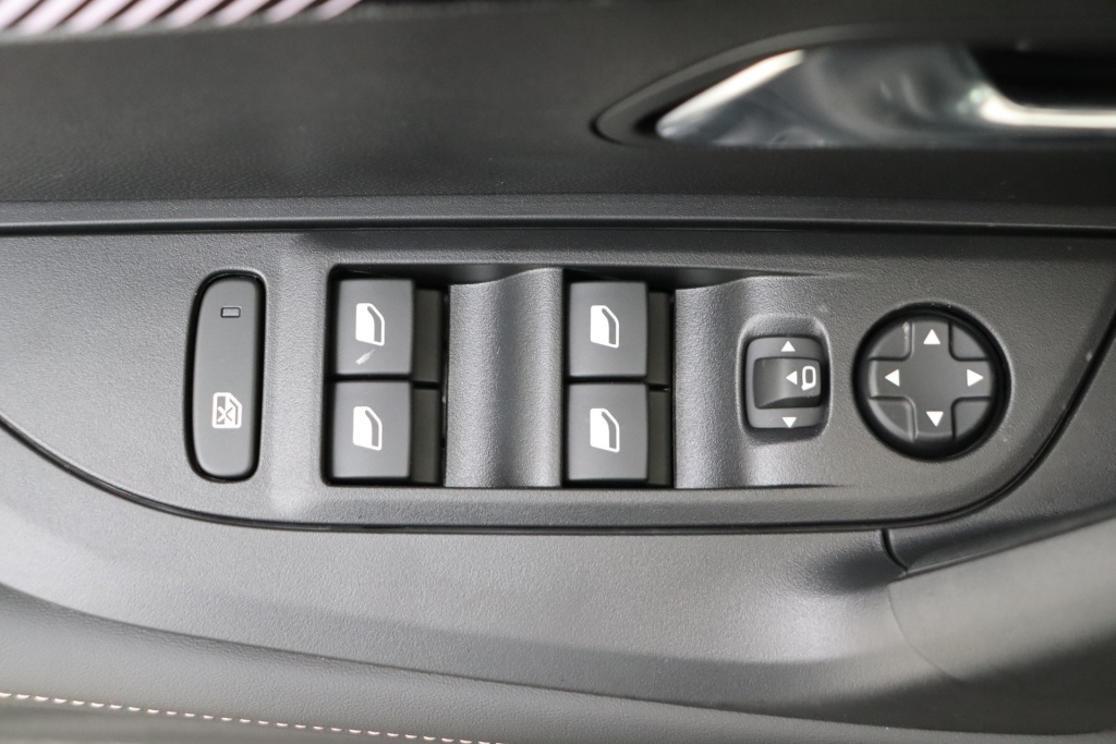 PEUGEOT 2008 Allure  1.2 Turbo 100 hp Man. 6    - ref: 7-56300 - Photo 14