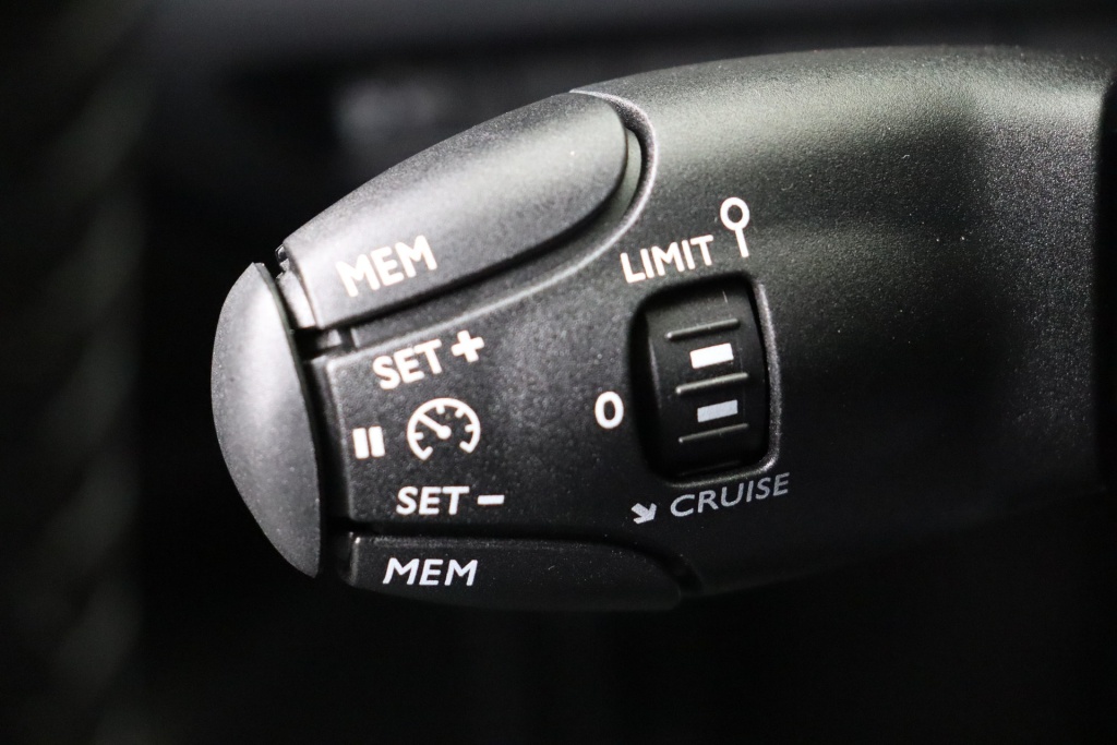 PEUGEOT 2008 Allure  1.2 Turbo 100 hp Man. 6    - ref: 7-56311 - Photo 19