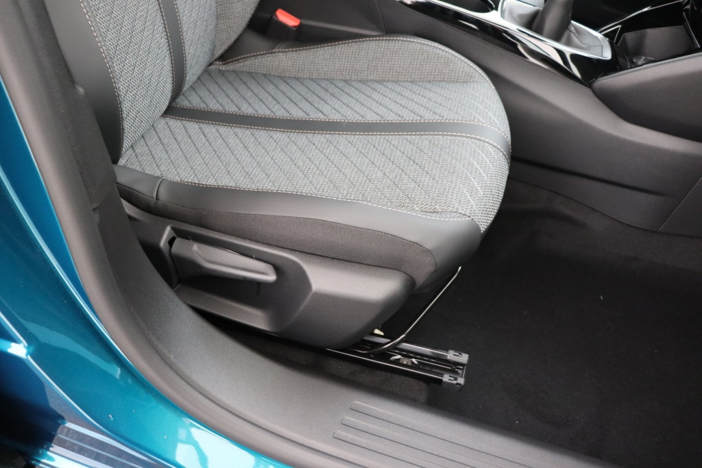 PEUGEOT 2008 Allure 1.2 Turbo 100 hp Man. 6    - ref: 7-56573 - Photo 16