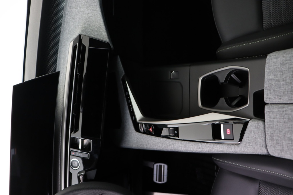 PEUGEOT 3008 GT Electric 73 kWh 213 hp - ref: 7-60157 - Photo 12