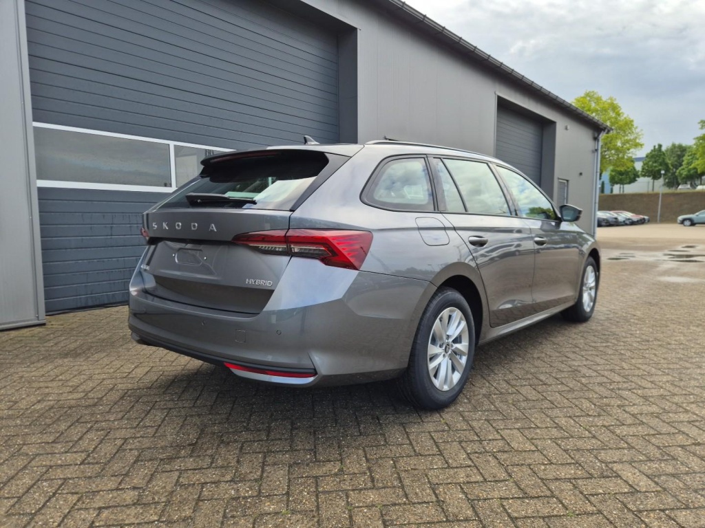 SKODA Octavia Combi 1.5 Gasoline 150hp DSG - ref: 7-61892 - Photo 5