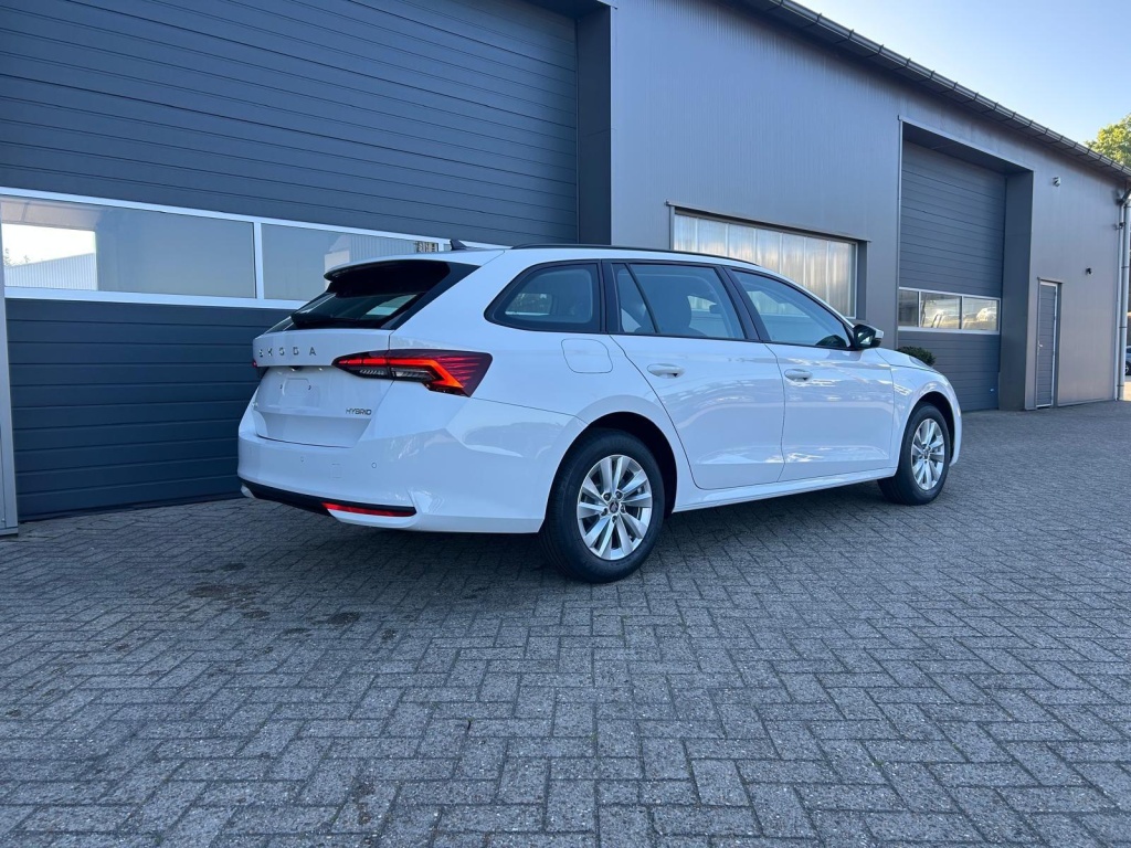 SKODA Octavia Combi 1.5 Gasoline 150hp DSG - ref: 7-62459 - Photo 5