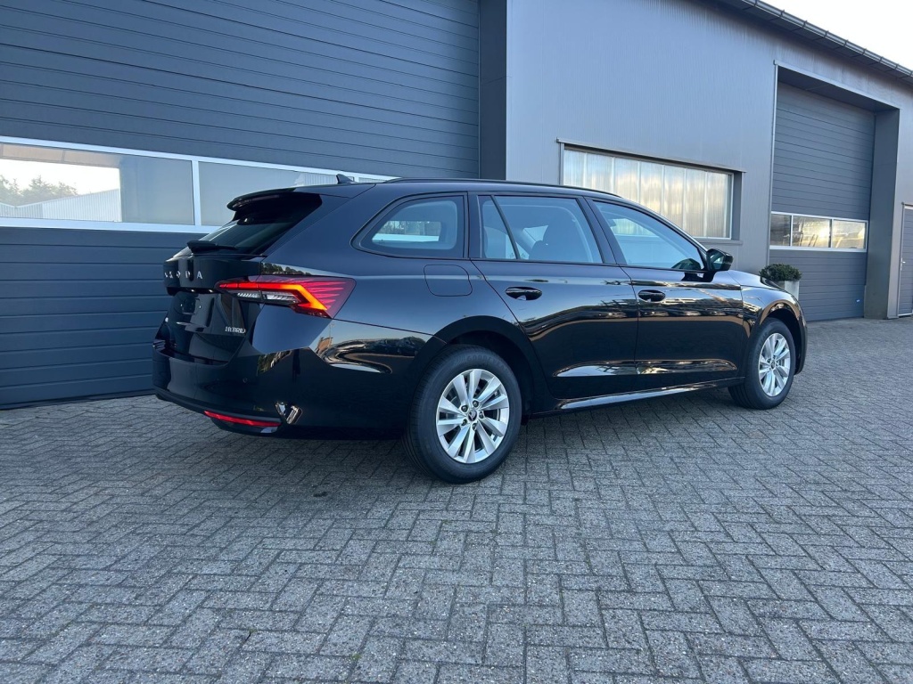 SKODA Octavia Combi 1.5 Gasoline 150hp DSG - ref: 7-62460 - Photo 5