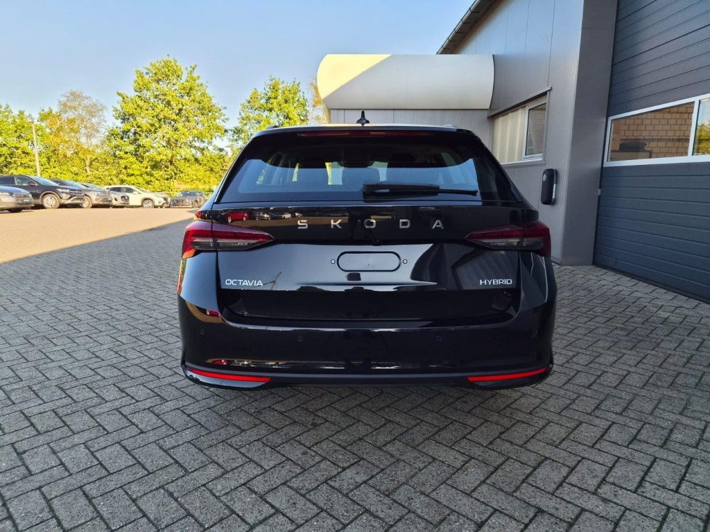 SKODA Octavia Combi 1.5 Gasoline 150hp DSG - ref: 7-70103 - Photo 4
