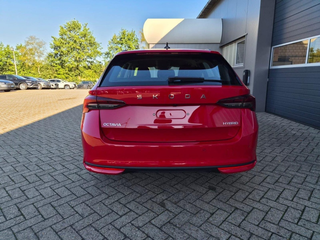 SKODA Octavia Combi 1.5 Gasoline 150hp DSG - ref: 7-70105 - Photo 4