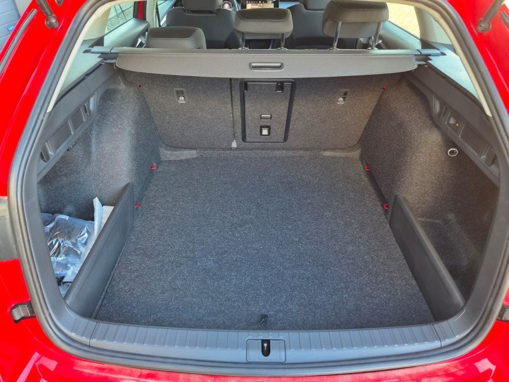 SKODA Octavia Combi 1.5 Gasoline 150hp DSG - ref: 7-70105 - Photo 9