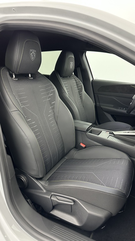 PEUGEOT 308 III(2) 1.2 Hybrid 145ch GT e-DCS6 - ref: 8-GLI00010349 - Photo 18